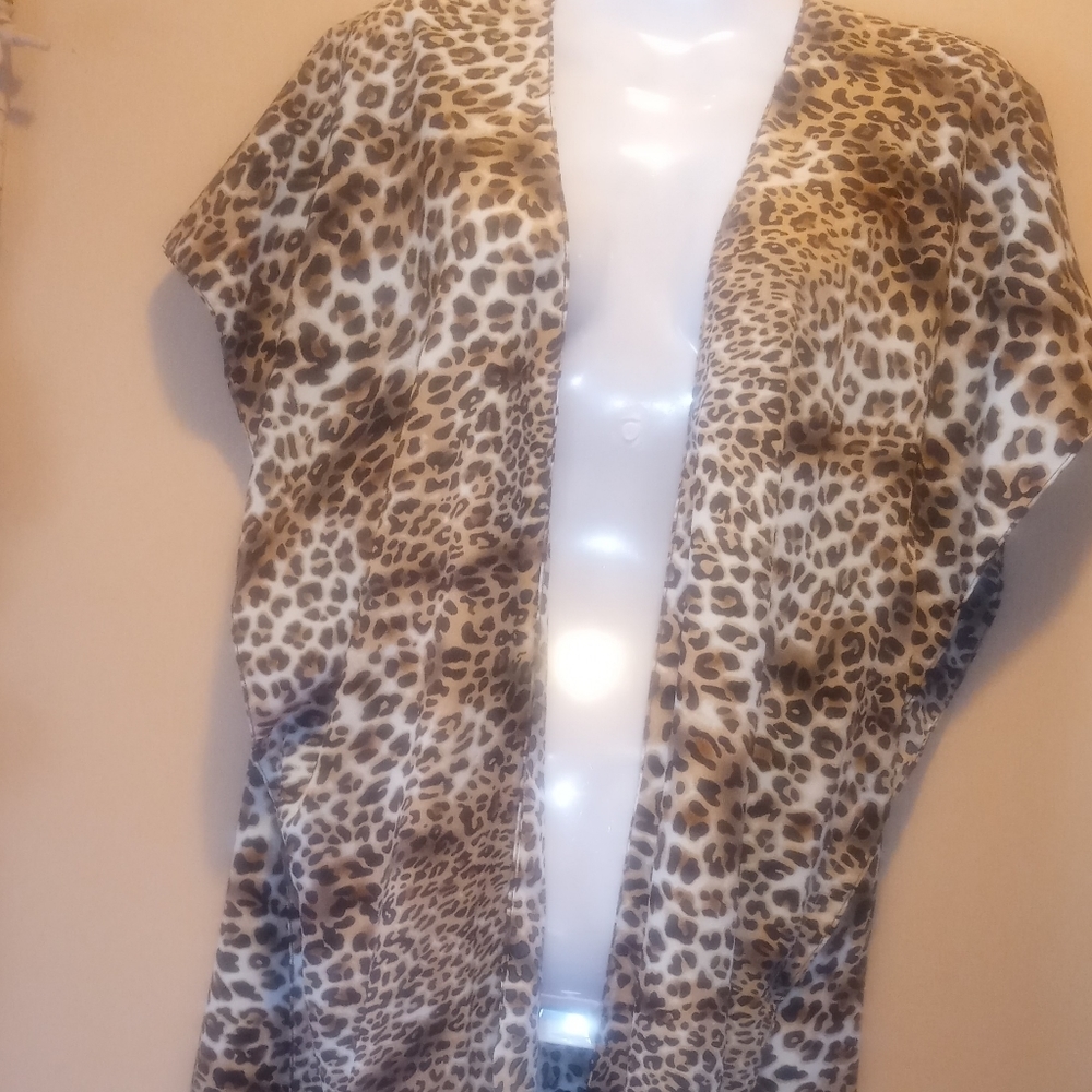 🌰🐆 Grrrrr! Walk on the wild side! Brown leopard print cape with fringe. 🌰🐆